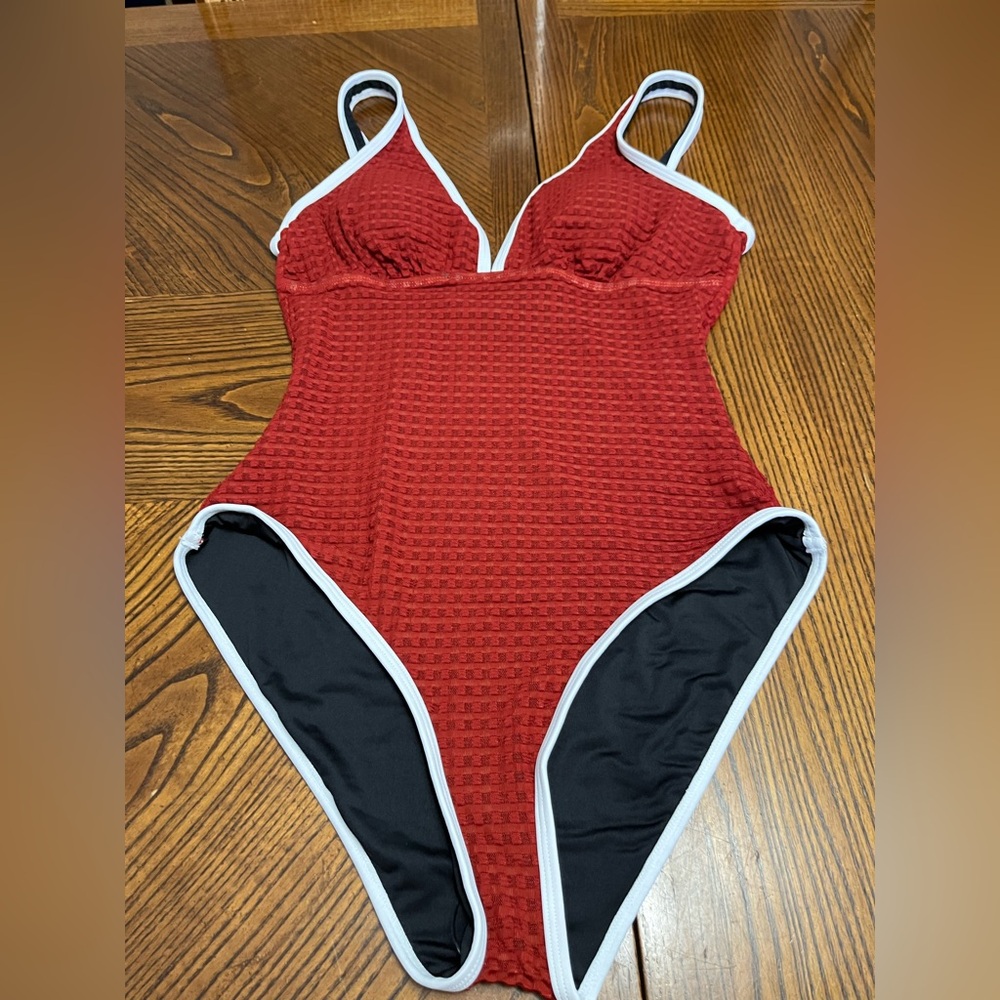 CUPSHE TEXTURED ONE PIECE SWIM SUIT. NWT. SIZE SMALL. RUST/ WHITE.